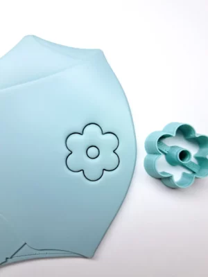 marshmaglow-foremka-do-modeliny-kwiat-z-sześcioma-płatkami-i-małą-dziurką-przyklad-uzycia Foremka do gliny lub modeliny - kwiat z sześcioma płatkami i małą dziurą 1