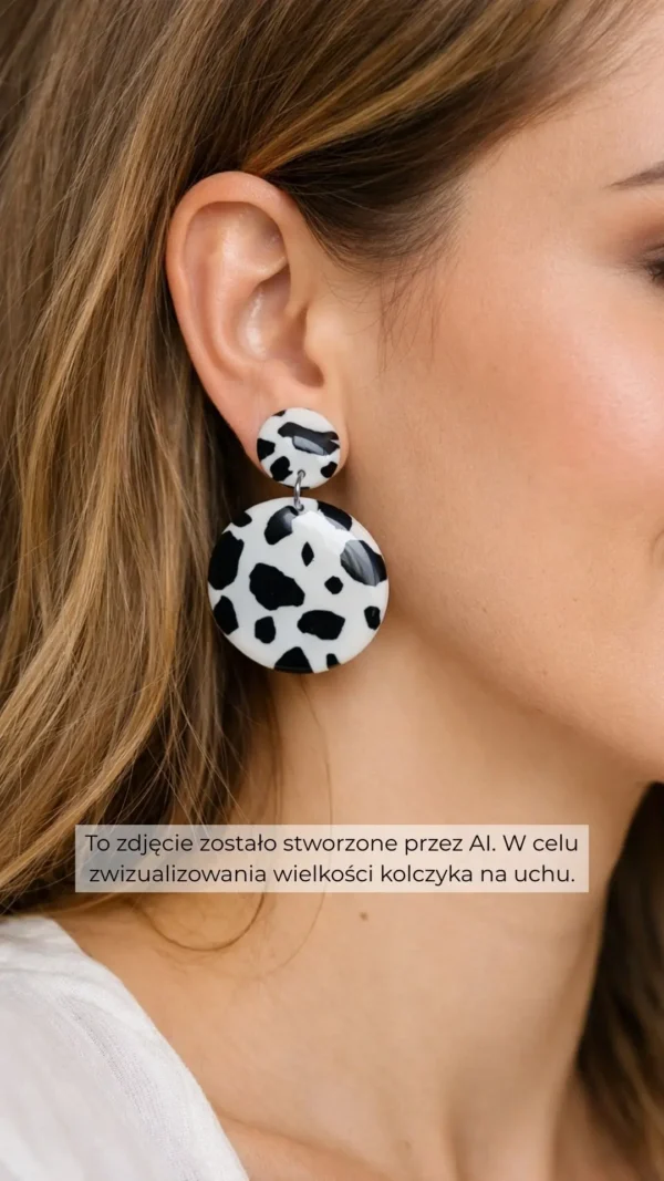 Białe okrągłe kolczyki sztyfty w krowie łaty