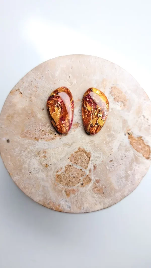 Owalne burgundowo złote kolczyki sztyfty