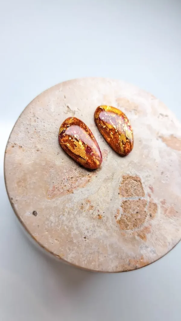 Owalne burgundowo złote kolczyki sztyfty