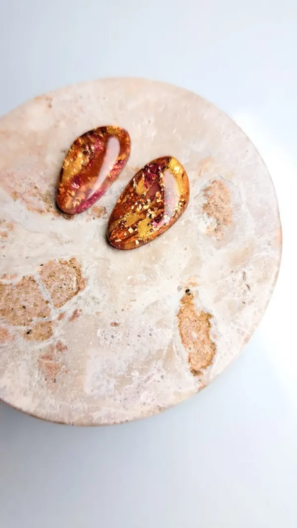 Owalne burgundowo złote kolczyki sztyfty