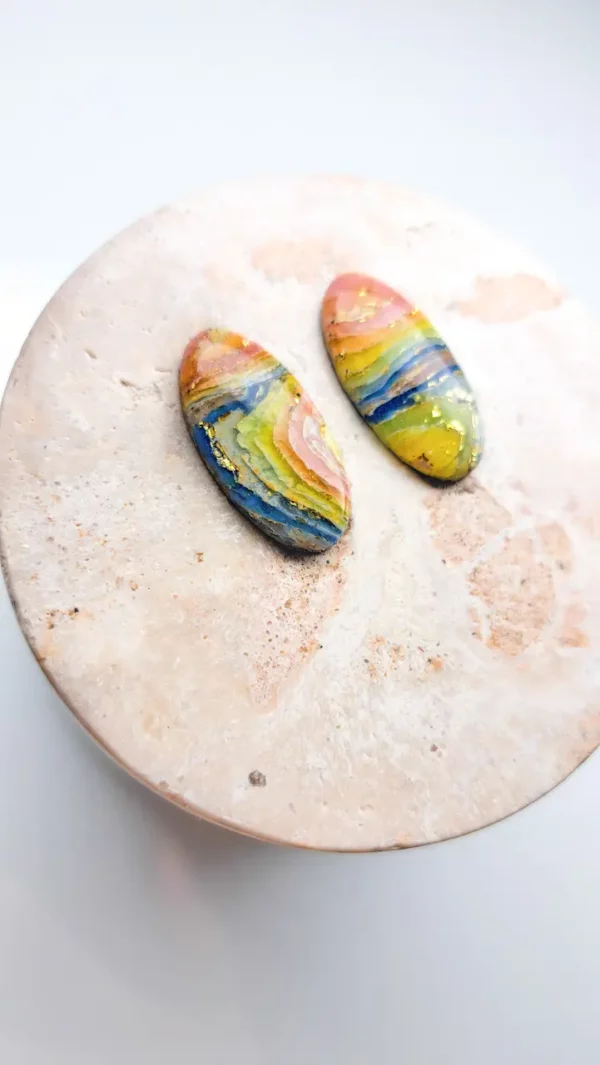 Tęczowe owalne kolczyki sztyfty