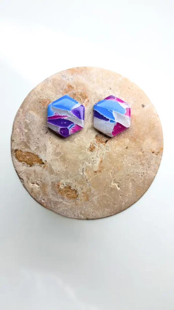 Kolorowe sześciokątne kolczyki sztyfty