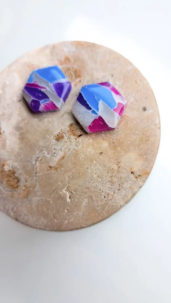 Kolorowe sześciokątne kolczyki sztyfty