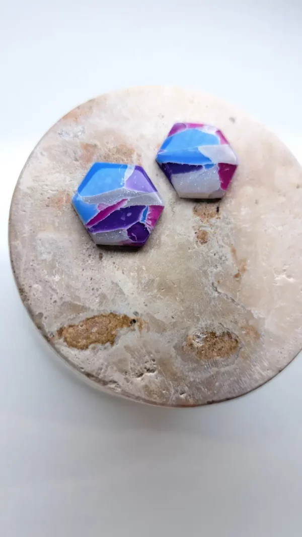 Kolorowe sześciokątne kolczyki sztyfty