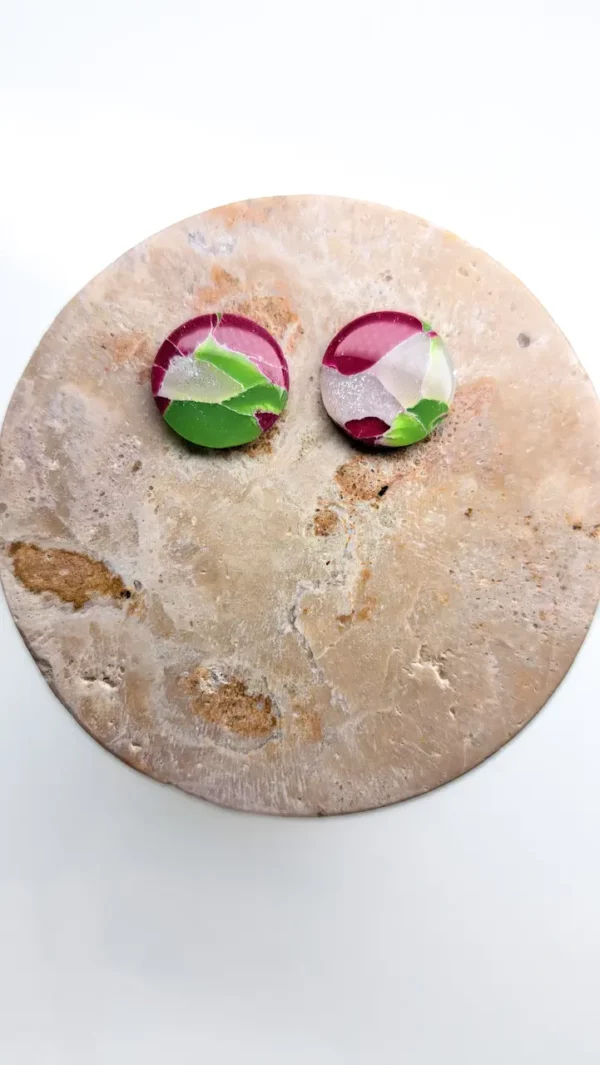 PSX_20241203_144149 Zielono różowe, okrągłe kolczyki sztyfty