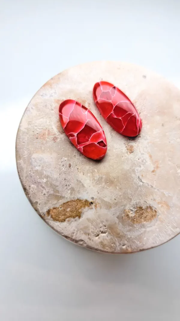 Jajowate czerwone kolczyki sztyfty