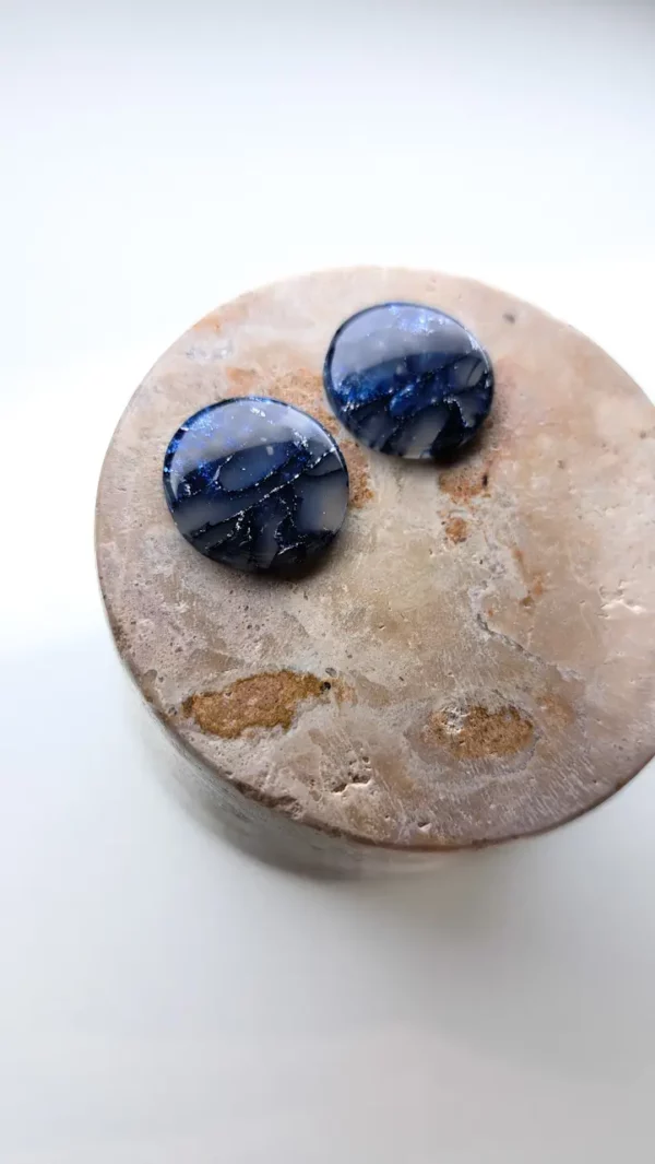 Granatowo srebrne okrągłe kolczyki sztyfty