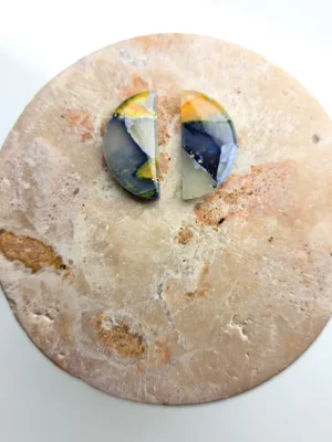 PSX_20241206_145810 Niebiesko żółte kolczyki półkola sztyfty