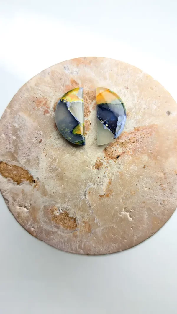 PSX_20241206_145810 Niebiesko żółte kolczyki półkola sztyfty