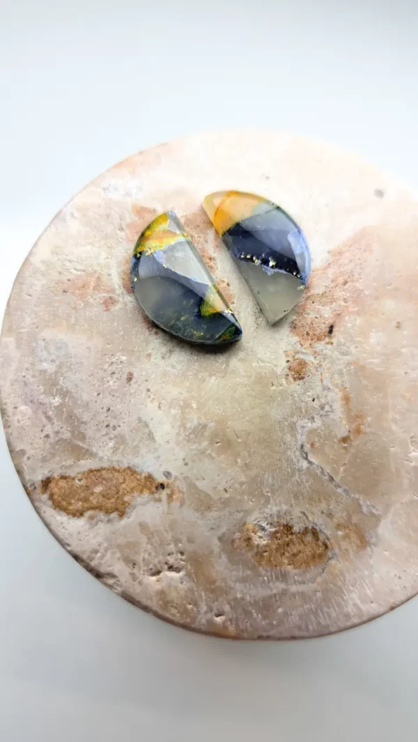 PSX_20241206_152359 Niebiesko żółte kolczyki półkola sztyfty