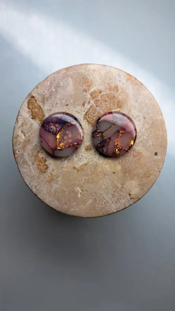 20250421_175314 Fioletowo złote okrągłe kolczyki sztyfty