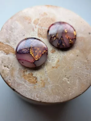 20250421_175337 Fioletowo złote okrągłe kolczyki sztyfty