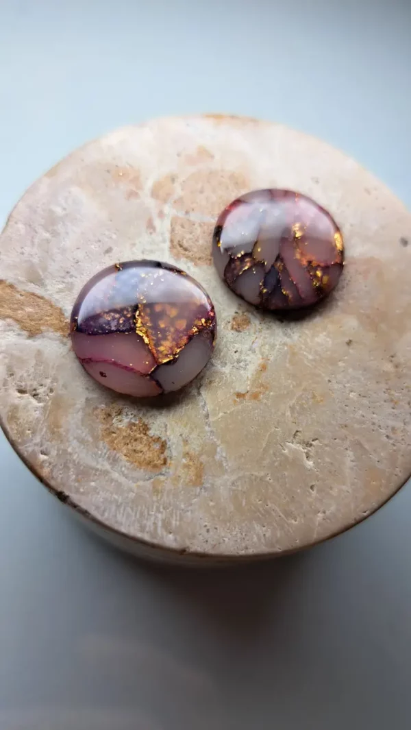 20250421_175337 Fioletowo złote okrągłe kolczyki sztyfty