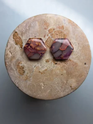 20250421_175443 Fioletowo złote sześciokątne kolczyki sztyfty