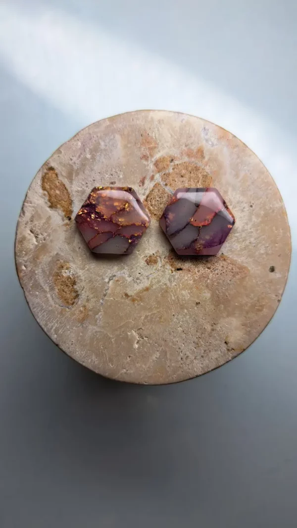 20250421_175443 Fioletowo złote sześciokątne kolczyki sztyfty