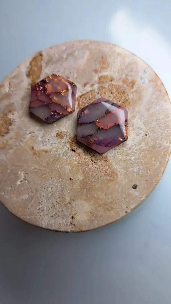 20250421_175456 Fioletowo złote sześciokątne kolczyki sztyfty