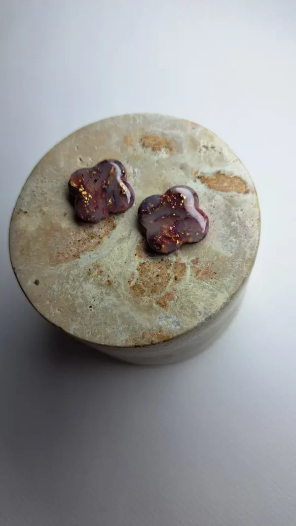 Fioletowo złote kolczyki kwiaty sztyfty