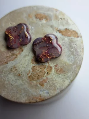 20250511_174621 Fioletowo złote kolczyki kwiaty sztyfty