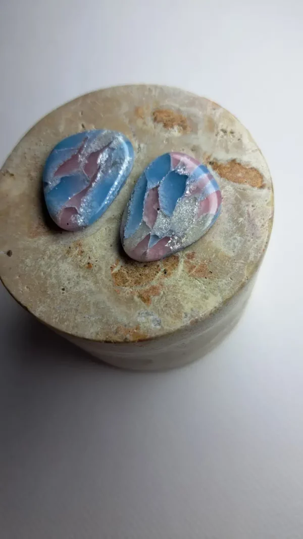 20250511_174656 (1) Różowo błękitno srebrne kolczyki sztyfty