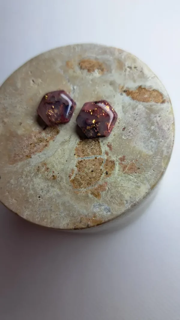 20250511_174932 Fioletowo małe złote sześciokątne kolczyki sztyfty