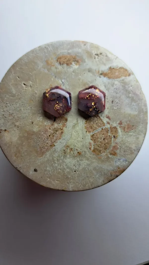 20250511_174936 Fioletowo małe złote sześciokątne kolczyki sztyfty