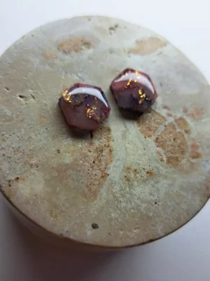 20250511_174943 Fioletowo małe złote sześciokątne kolczyki sztyfty