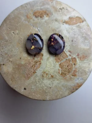 20250511_175548 Fioletowo złote małe jajowate kolczyki sztyfty