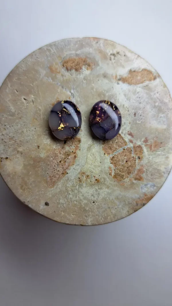 Fioletowo złote małe jajowate kolczyki sztyfty