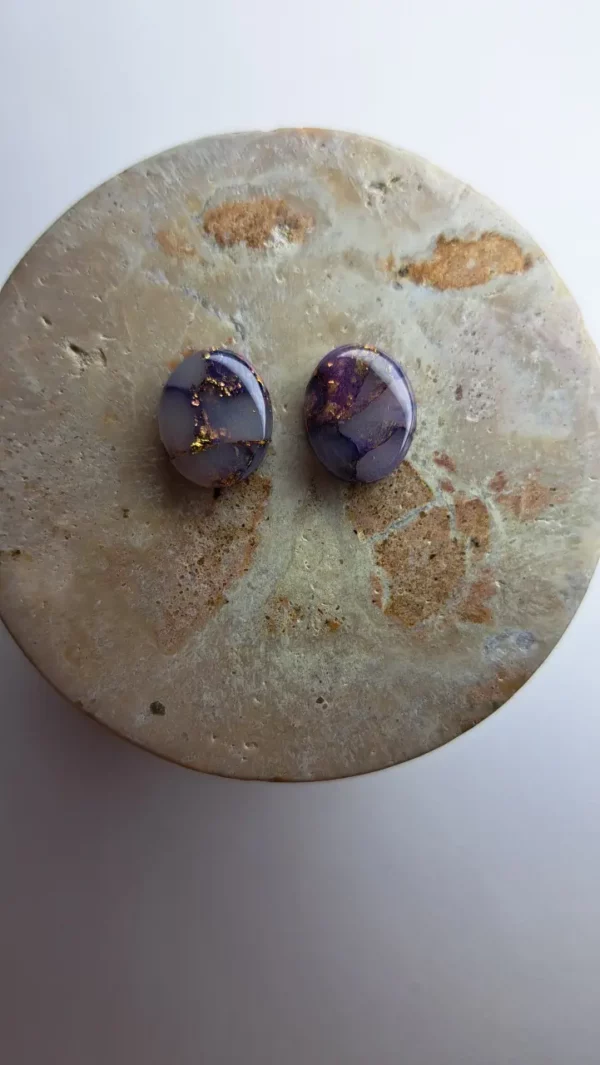 Fioletowo złote małe jajowate kolczyki sztyfty