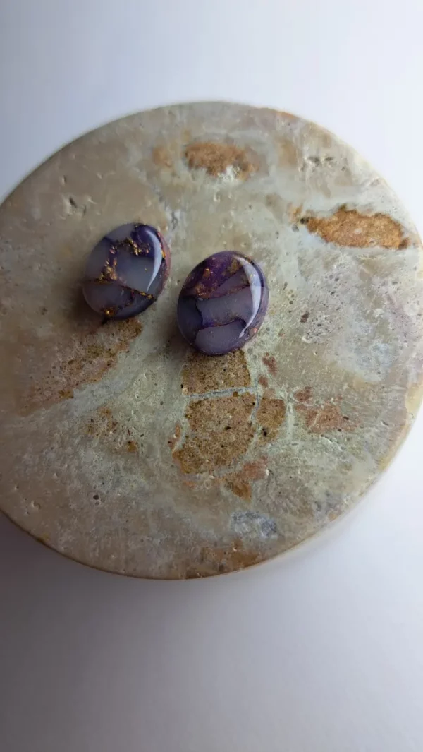 Fioletowo złote małe jajowate kolczyki sztyfty