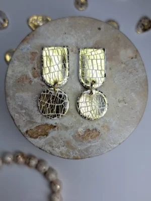 20250610_194219 Złote błyszczące geometryczne kolczyki sztyfty