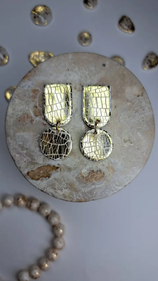 Złote błyszczące geometryczne kolczyki sztyfty