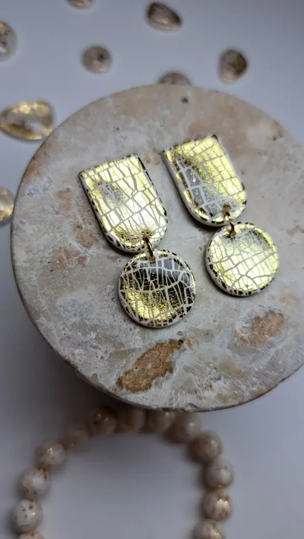 Złote błyszczące geometryczne kolczyki sztyfty