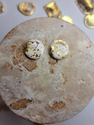 20250610_194405 Złote błyszczące małe okrągłe kolczyki sztyfty