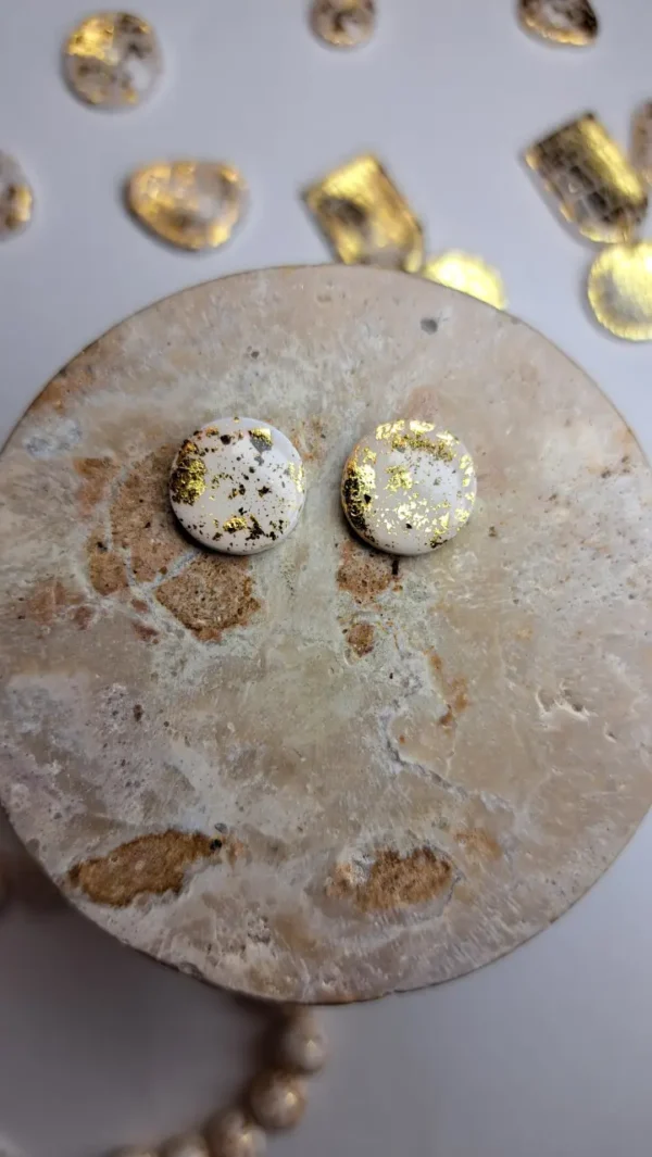 20250610_194405 Złote błyszczące małe okrągłe kolczyki sztyfty