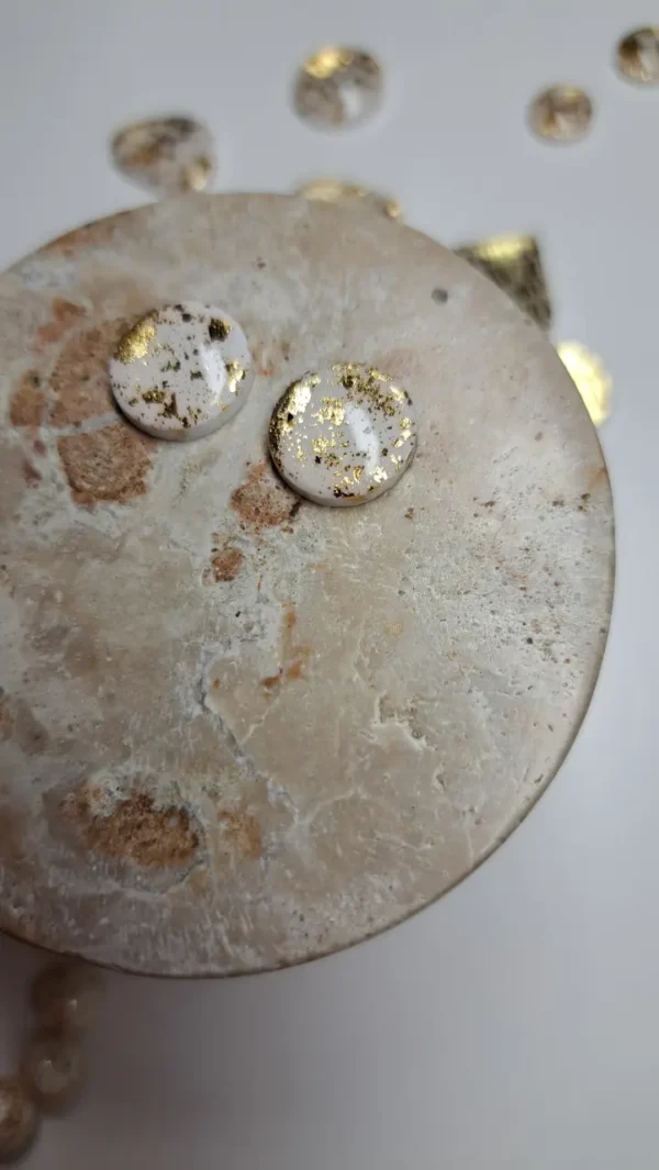 20250610_194410 Złote błyszczące małe okrągłe kolczyki sztyfty