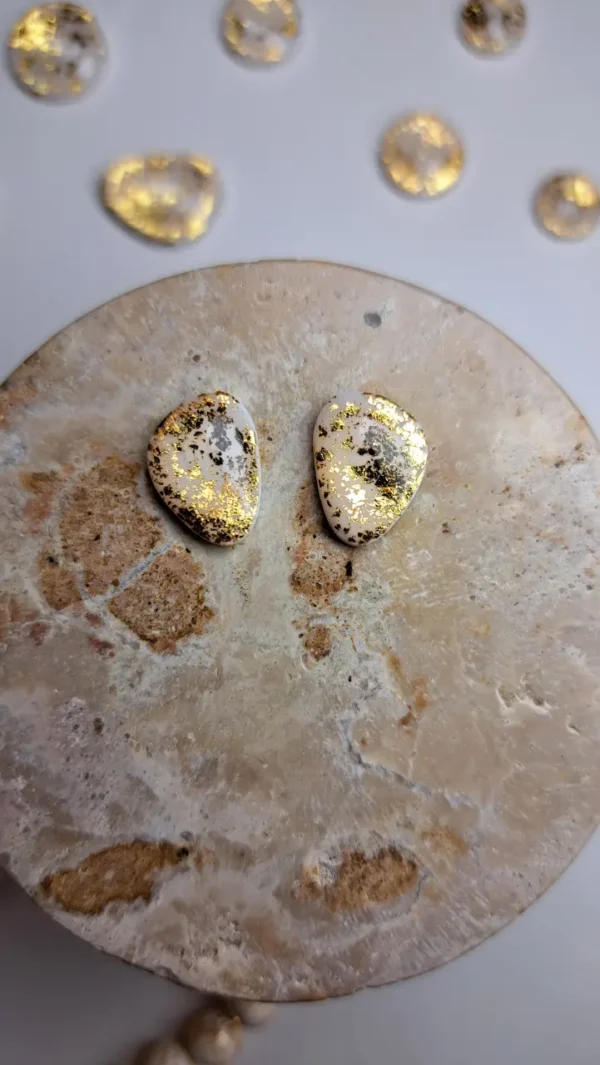 20250610_194547 Złote błyszczące małe nereczki kolczyki sztyfty