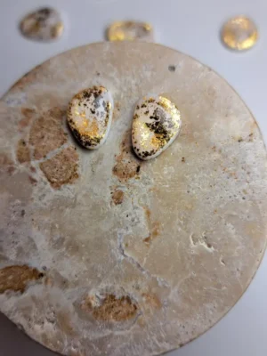 20250610_194614 Złote błyszczące małe nereczki kolczyki sztyfty