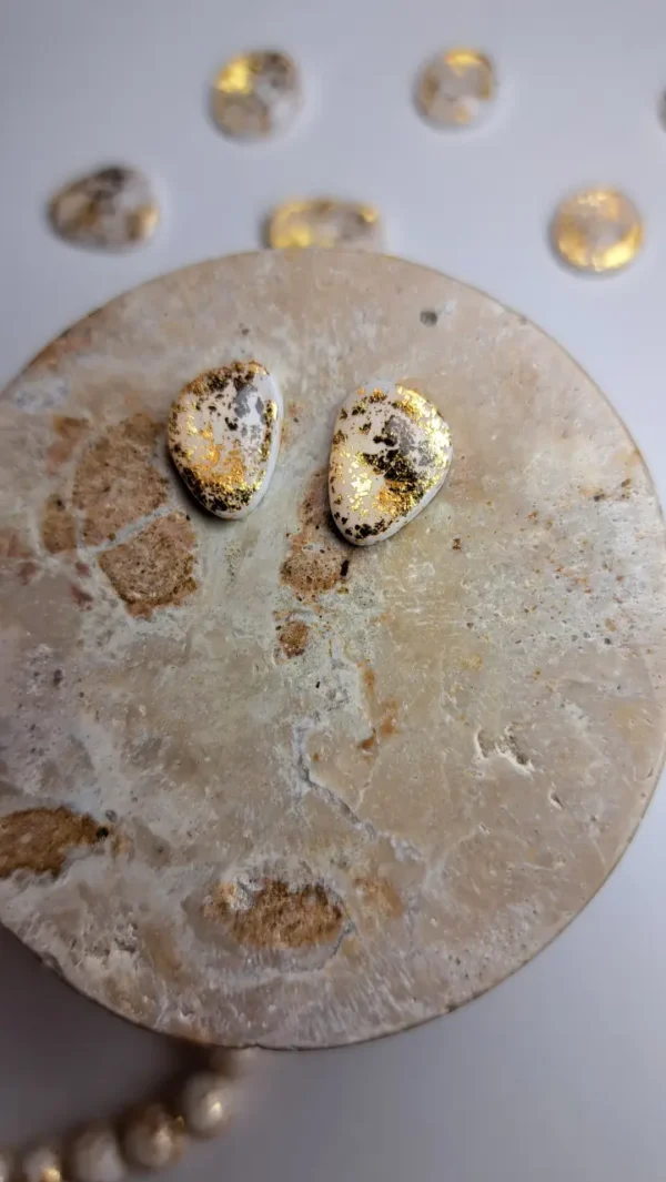 20250610_194614 Złote błyszczące małe nereczki kolczyki sztyfty