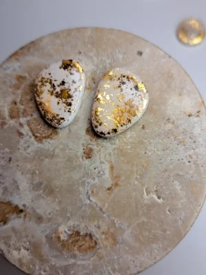 20250610_194633 Złote błyszczące kolczyki nereczki sztyfty