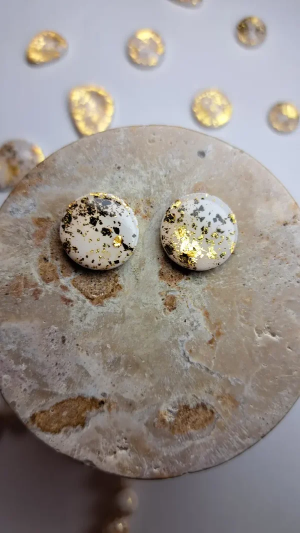 20250610_194935 Złote błyszczące średnie okrągłe kolczyki sztyfty