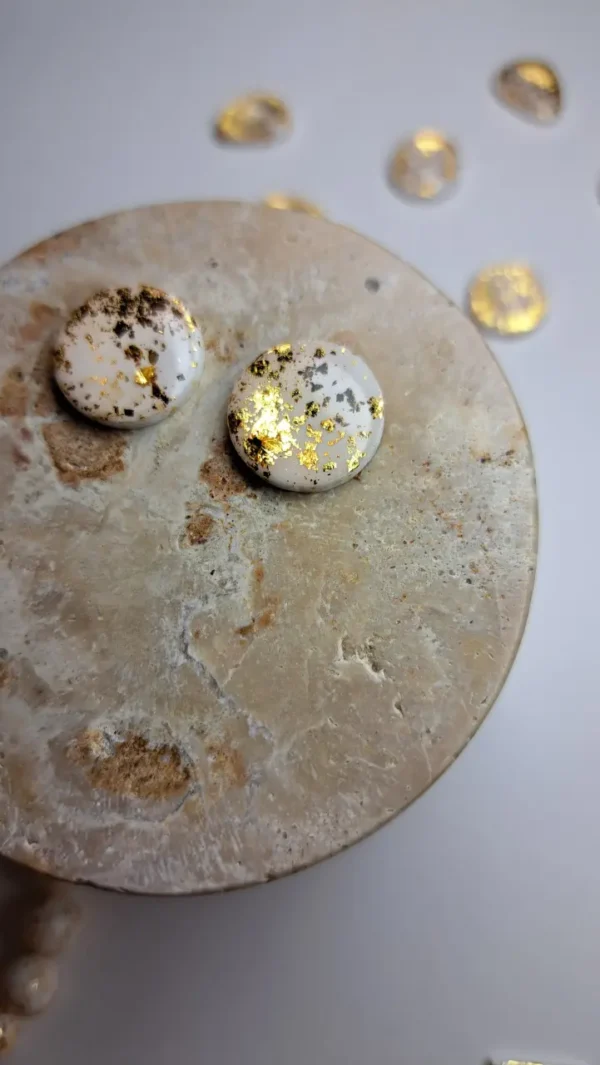 20250610_194940 Złote błyszczące średnie okrągłe kolczyki sztyfty