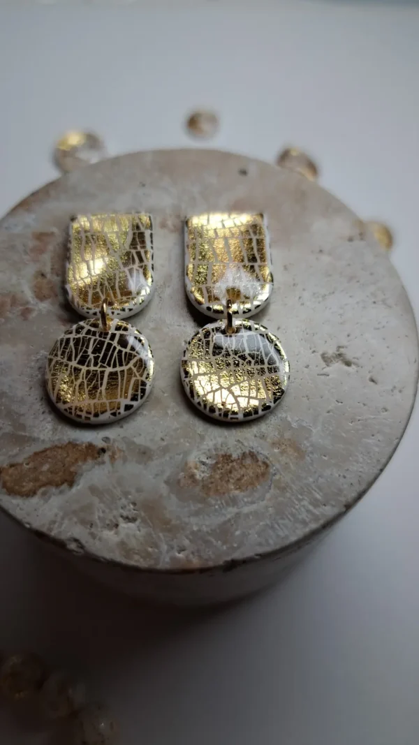 Złote błyszczące geometryczne kolczyki sztyfty