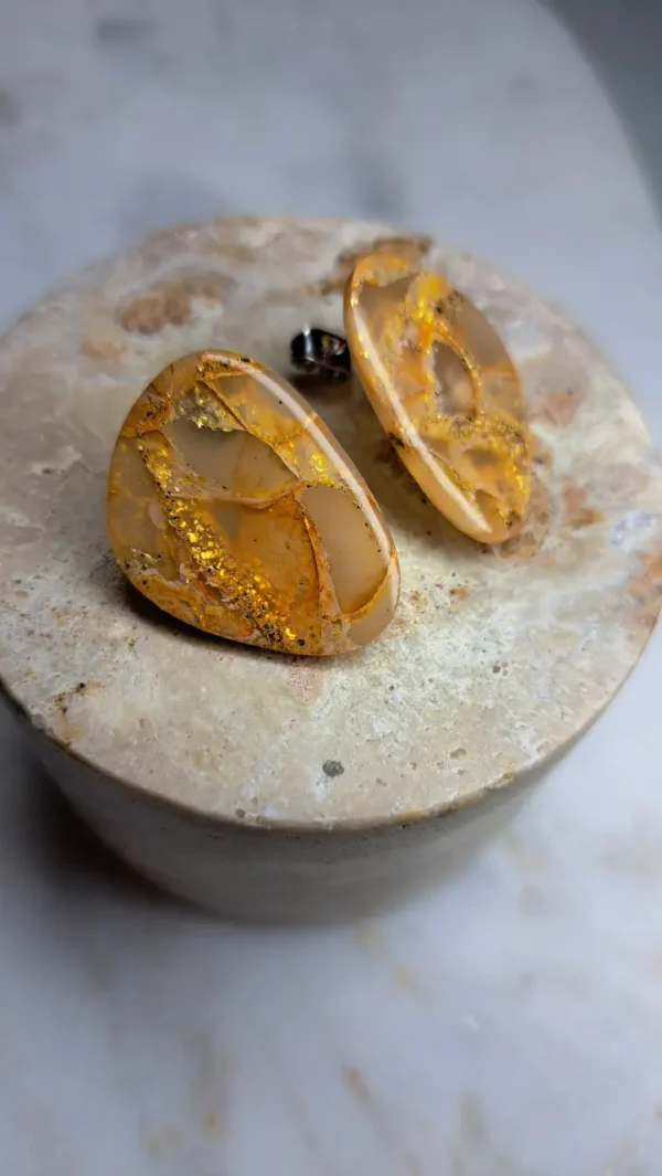 Złote błyszczące jajowate kolczyki sztyfty