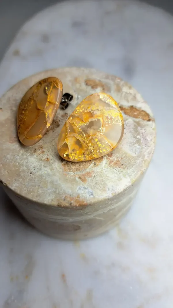 Złote błyszczące jajowate kolczyki sztyfty