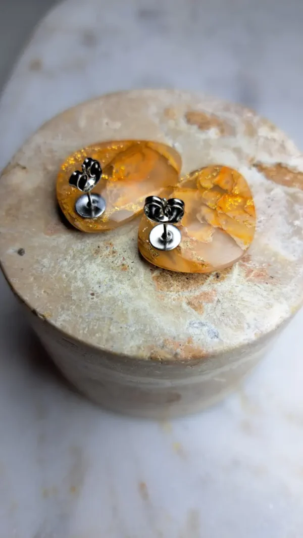 Złote błyszczące jajowate kolczyki sztyfty