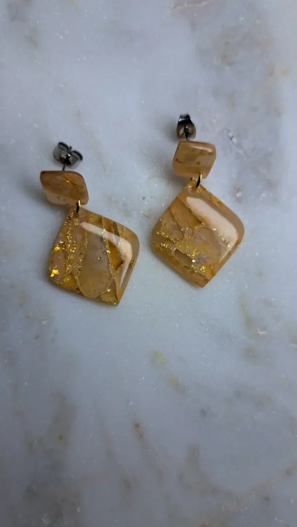 Złote błyszczące kolczyki sztyfty