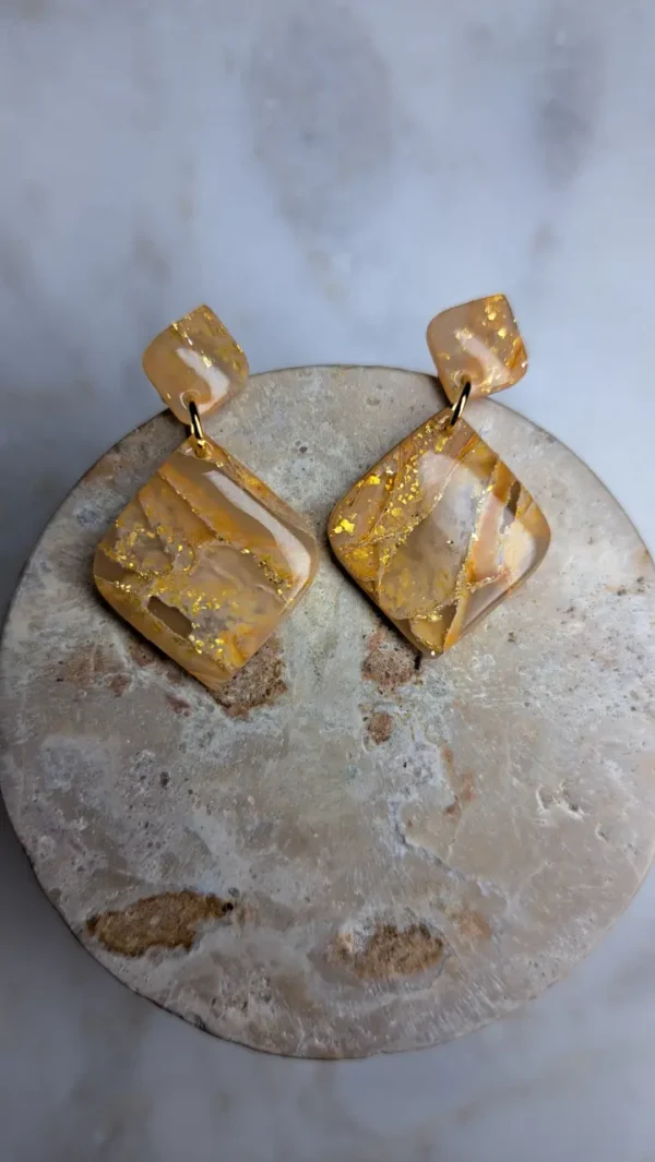 Złote błyszczące kolczyki sztyfty