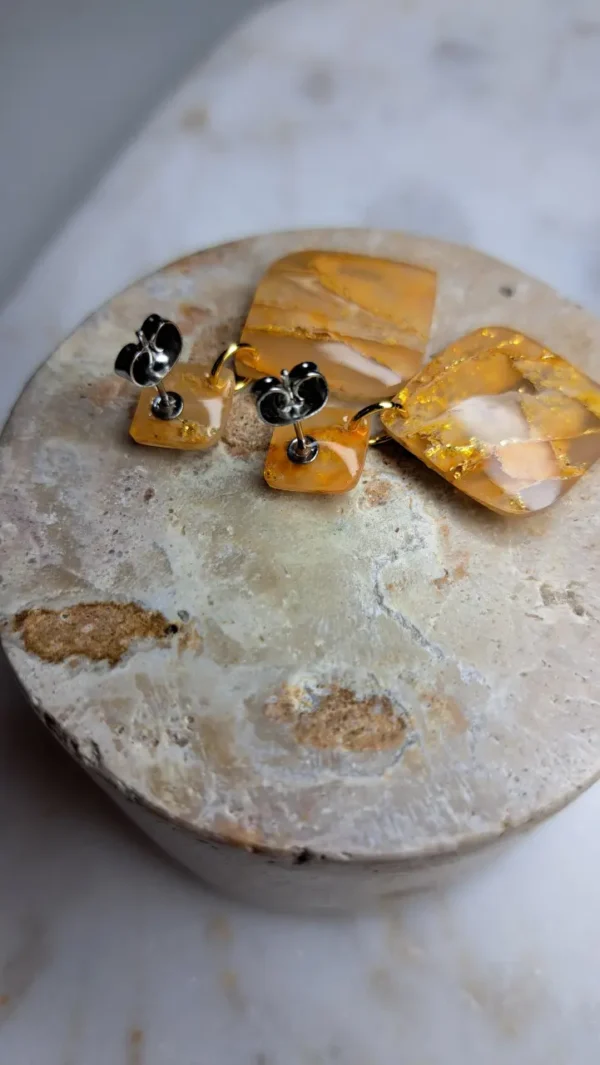 Złote błyszczące kolczyki sztyfty